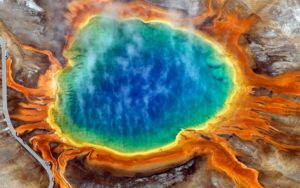 Sorgente idrotermale ‘Grand Prismatic’ nello Yellowstone National Park, USA. Con i suoi 90-100°C di temperaturae le emissioni di acido solfidrico e gas idrotermale rappresenta un perfetto esempio di ambiente estremo terrestre, popolato da batteri ipertermofili che danno luogo ai suoi splendidi colori.
